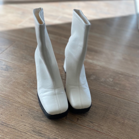 Priscilla Presley costume - Picture 2 of 3